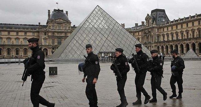  Fransadan şok: Peyğəmbəri müdafiə edənlər qovulacaq