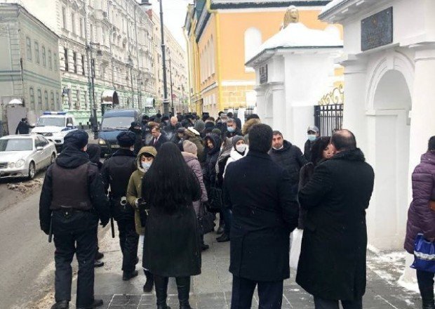 Moskvadakı erməni diasporu Ermənistan səfirliyinin önündə aksiya keçirdi