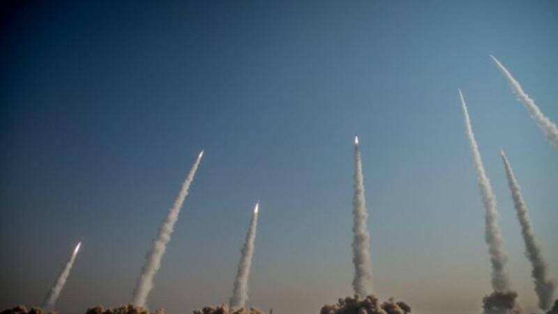 İran növbəti ballistik raketlərini havaya buraxdı: 1800 km hədəfi vurur - VİDEO