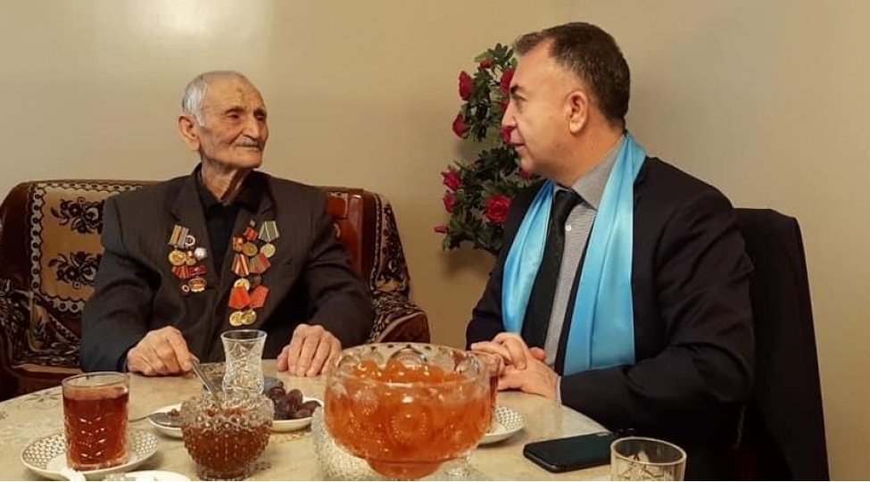 Deputat 100 yaşlı müharibə veteranını təbrik edib