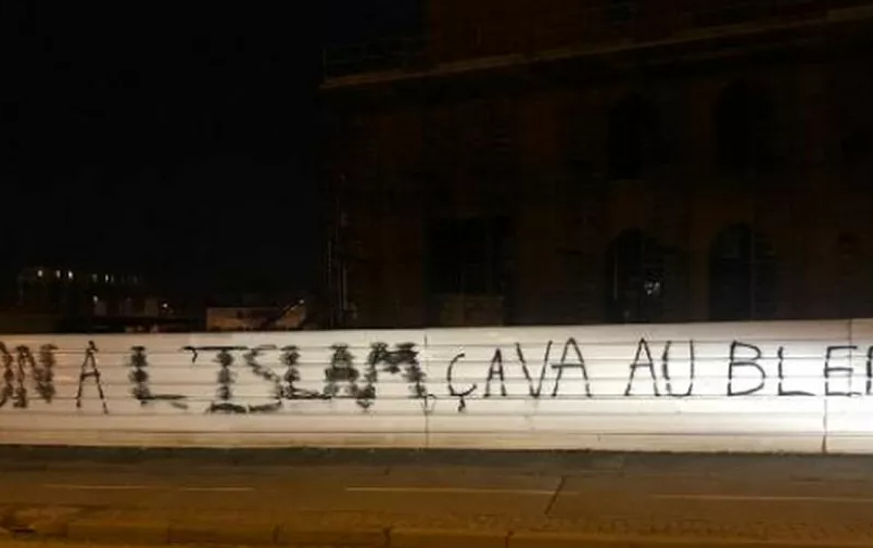 “İslama yox, ölkənizə dönün” - Fransada məscidi yazdılar