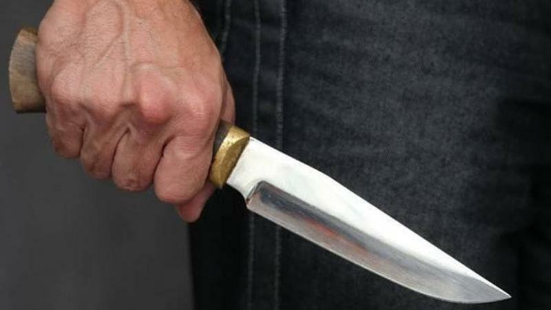 Qadınla kişi yol polisinin üstünə bıçaq çəkdi