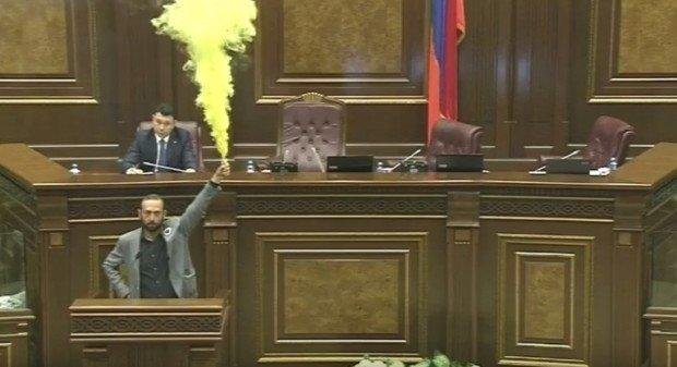 Ermənistan parlamentində Nikola görə dava düşdü - Video
