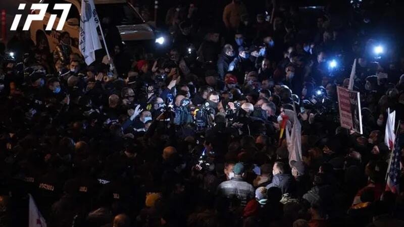 Tbilisidə etriazçılarla polis arasında QARŞIDURMA