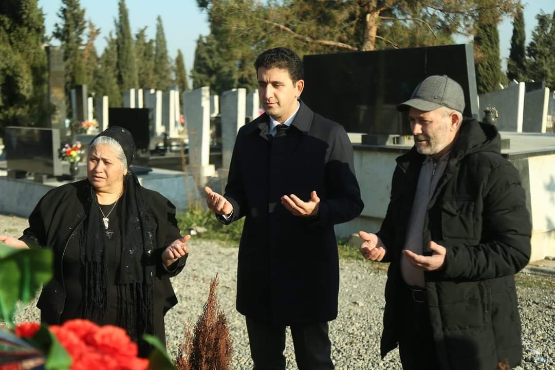 Millət vəkili Gəncədə şəhidlərin məzarını ziyarət edib