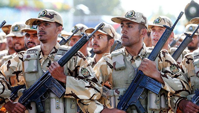 İran Fars körfəzində hərbi təlimlərə başladı