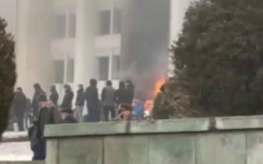 Almatıda etirazçılar prezident iqamətgahını yandırıblar