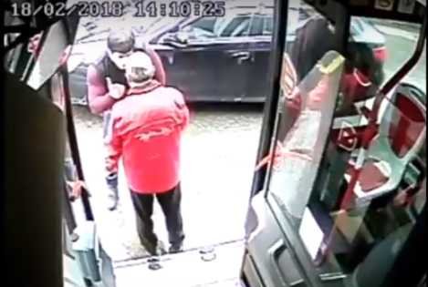 Bakıda avtobus sürücüsü döyüldü: burnu sındı