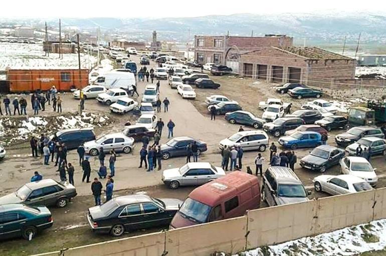 Bakıdan deputatlar getdi, ermənilər yolu bağladı - Video