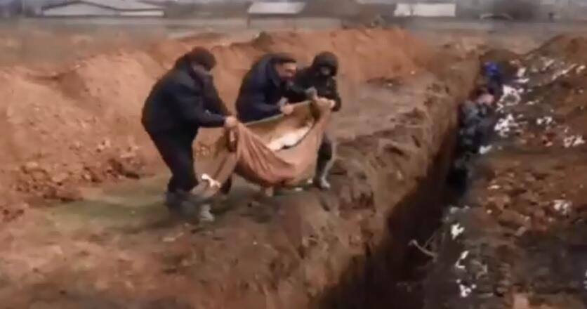 Ukraynada ölənlər kütləvi halda basdırılır - Video
