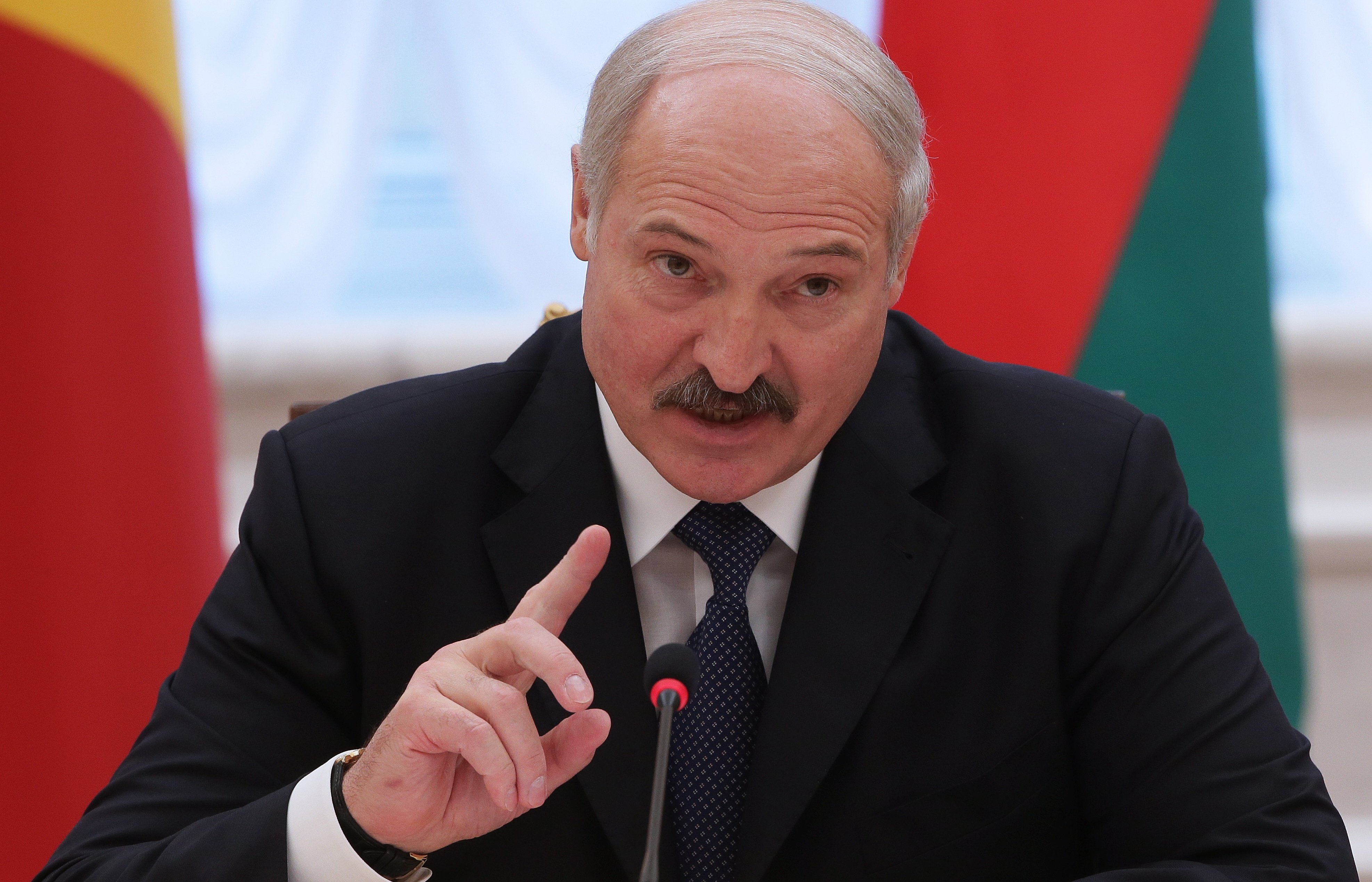 ABŞ-dan bircə zəng müharibəni bitirəcək - Lukaşenko