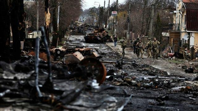 Ruslar Mariupolda cəsədləri yandırır - Şok