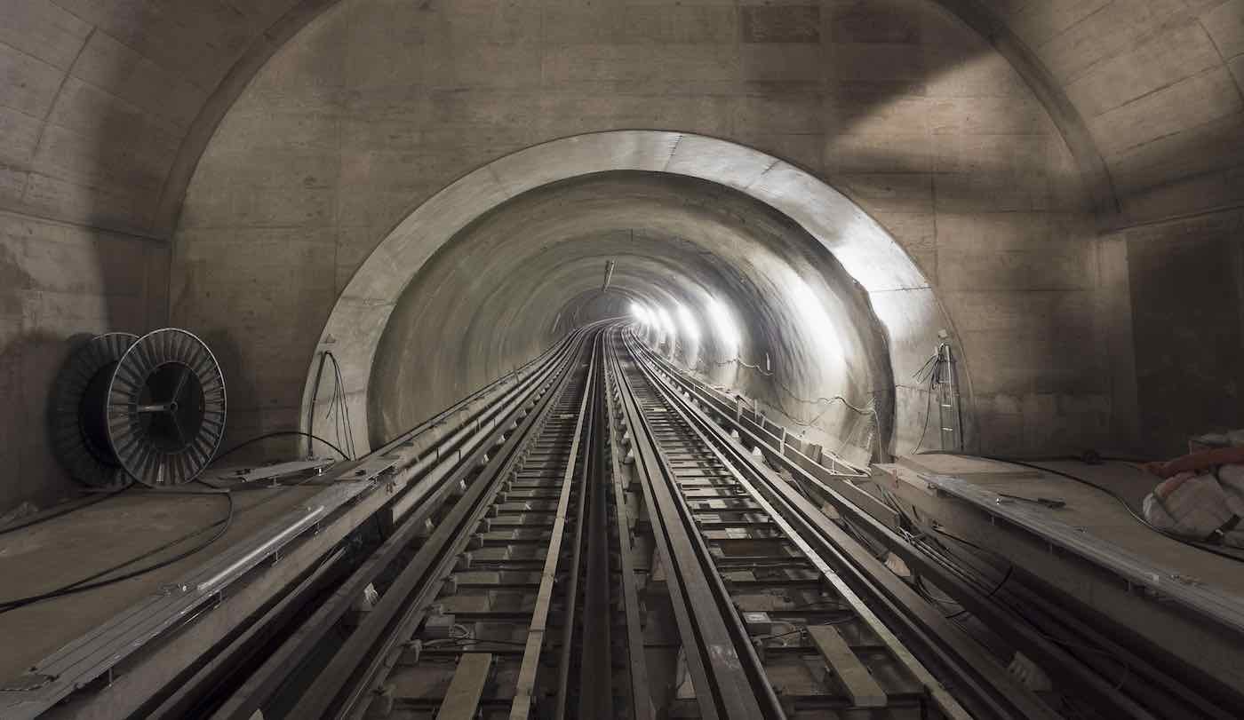 Bakı metrosunda OLAY - 2 qız qatar yolu ilə tunelə qaçıb