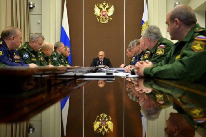 Putin məğlubiyyətin heyfini generallardan çıxır