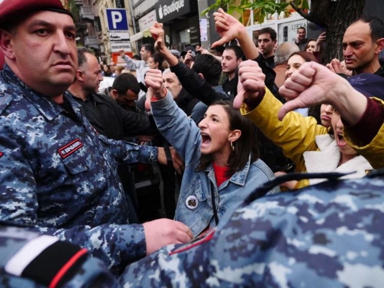 Erməni analardan Ermənistana etiraz: Övladlarımızı qırdırmayın