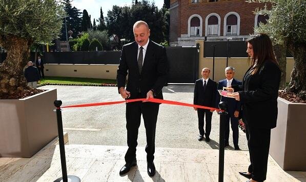 İlham Əliyev Romada səfirliyimizin binasının açılışında - Foto