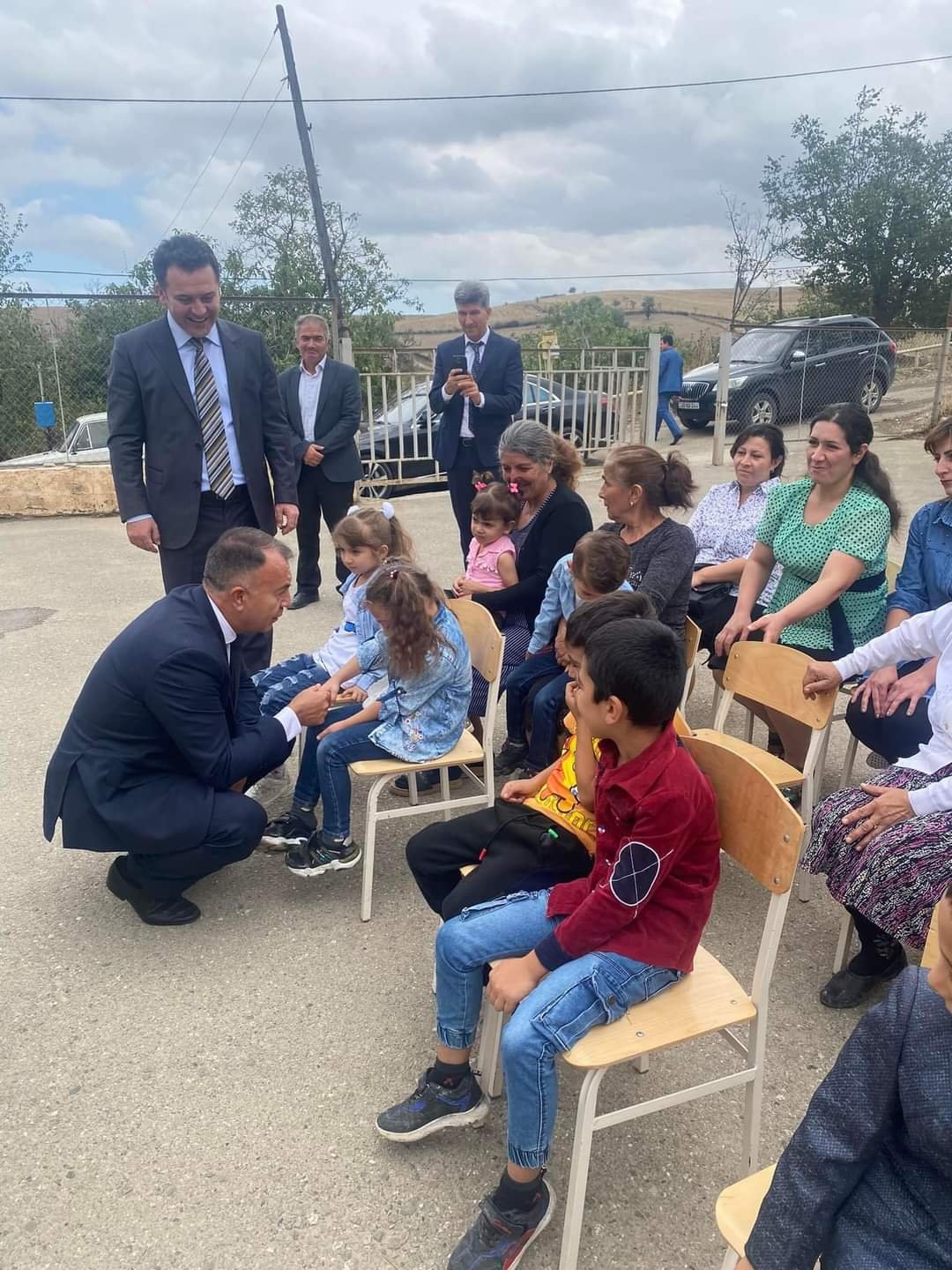 Birincilərə məktəbli çantaları və dərs ləvazimatları hədiyyə olunub