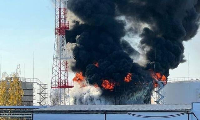 Ukraynada neft anbarı vuruldu