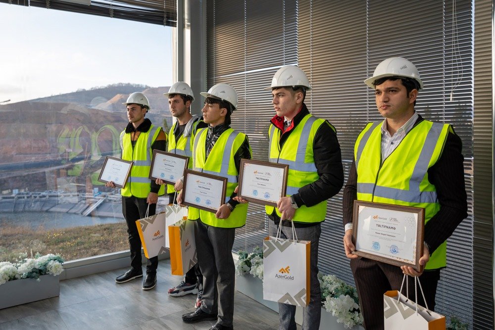 “AzerGold” təqaüdünün qalibləri mükafatlandırıldı - FOTOLAR