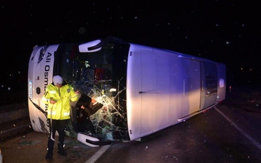 Türkiyədə sərnişin avtobusu aşdı - 30 nəfər yaralandı