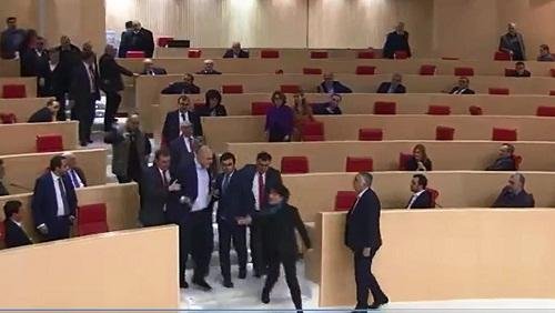 Gürcüstan parlamentində yenə dava düşdü