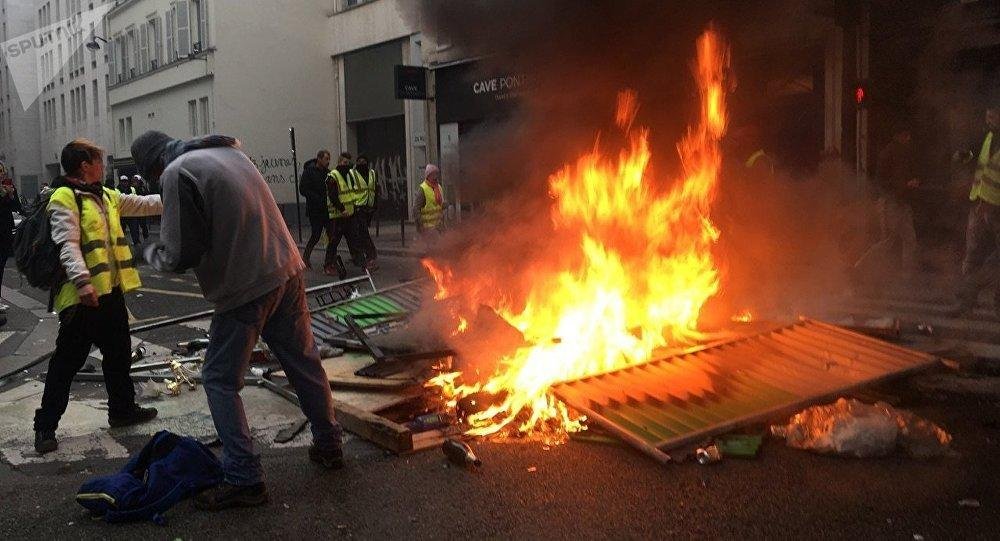 Fransada etirazçılar meriya binasını yandırdılar -