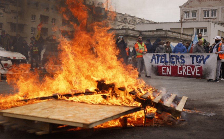 Parisdə etirazçılar Makronun istefasını tələb edirlər