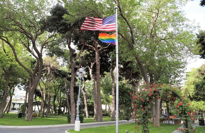 ABŞ səfirliyində LGBT bayrağı qaldırıldı