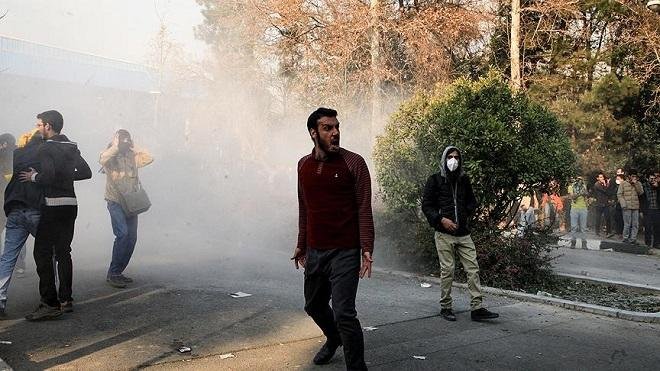 İsfahanda qarşıdurma: polis zəhərli qaz tətbiq etdi