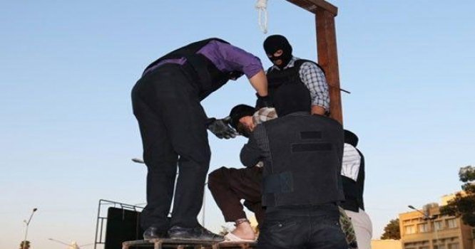 İranın 4 şəhərində 10 nəfər edam edildi