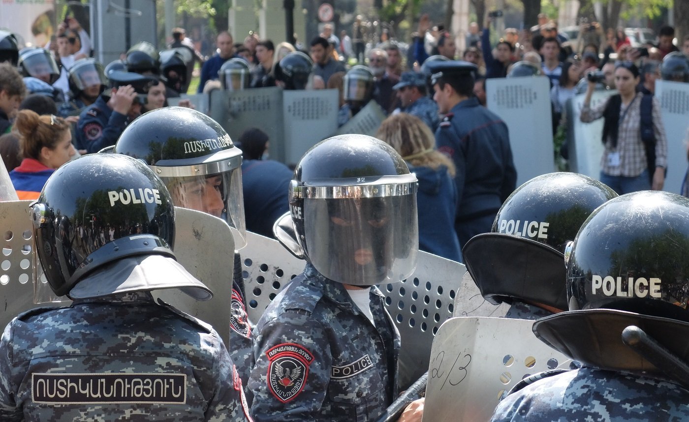 Ermənistanda polislər hökumət binasını mühasirəyə alıb