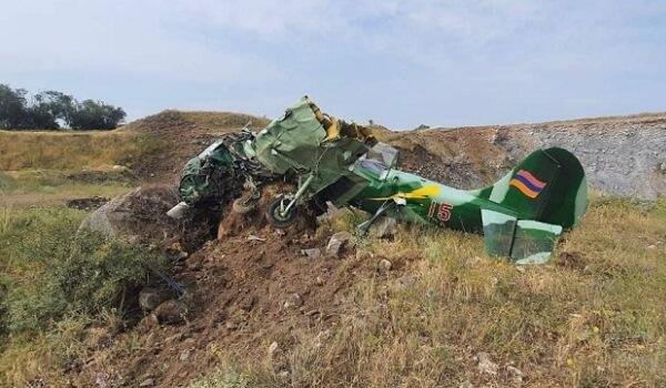 Ermənistanda hərbi təyyarə qəzaya uğradı, pilotlar öldü - Foto