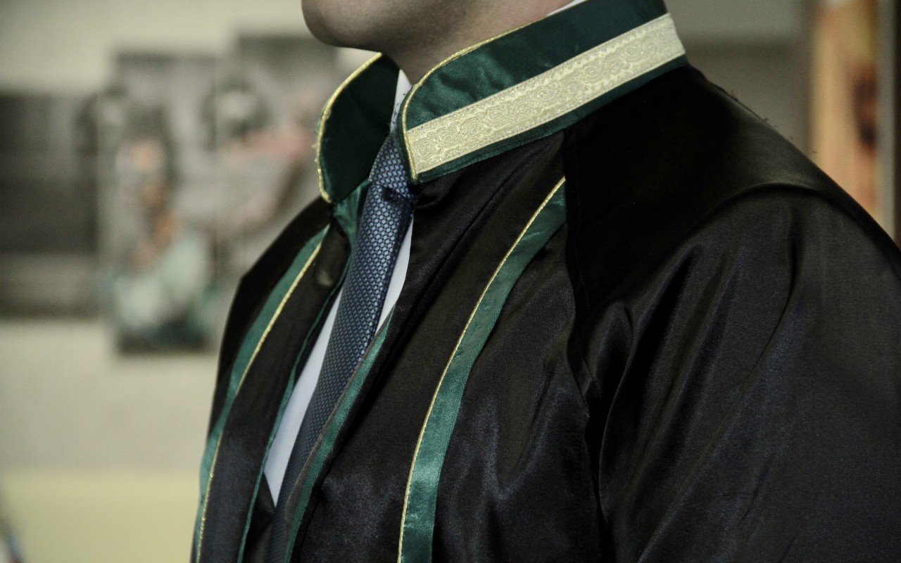 Azərbaycanda iki vəkilin fəaliyyəti dayandırılır