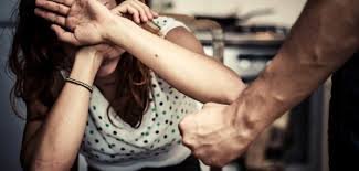 Kişi boşanmaq istəyən arvadını armaturla döydü