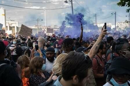 Fransızlar ayağa qalxdı - "Makron, get!"