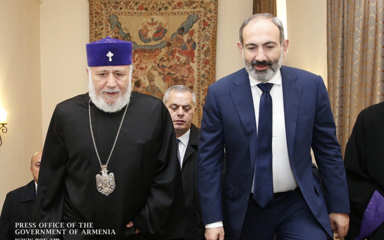 "Katolikosluğun fəaliyyətini alqı-satqıya çevirib"