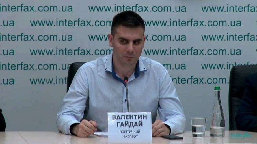 “Putin Trampın gözünə kül üfürür”