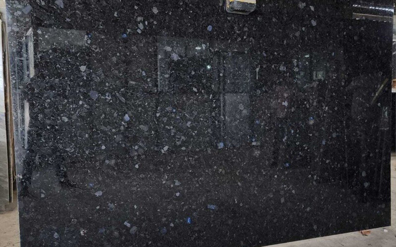 Üzərinə mərmər daşı düşən kişi öldü