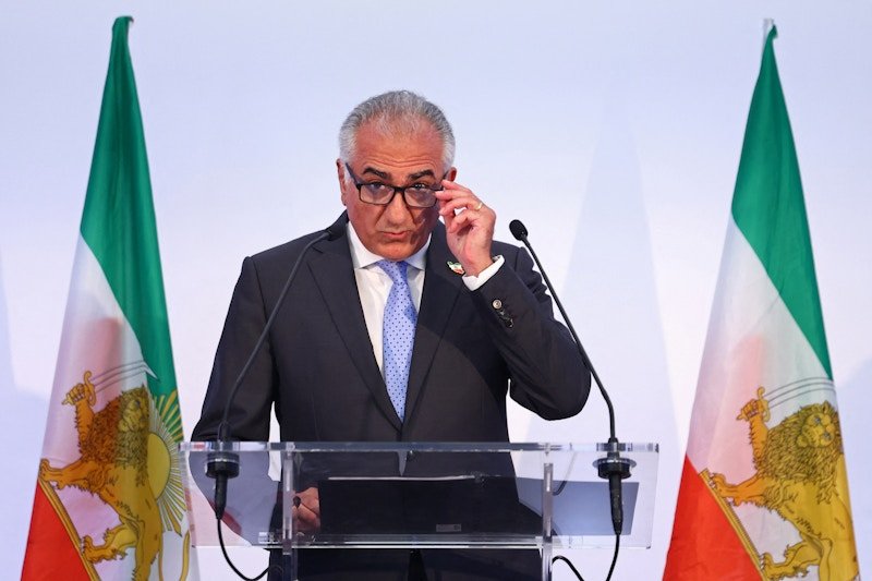 İran şahının oğlu silahlı qüvvələrə müraciət etdi: Xalqa atəş açmayın!