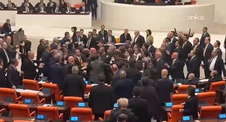 Dava edən deputatların maaşı kəsiləcək